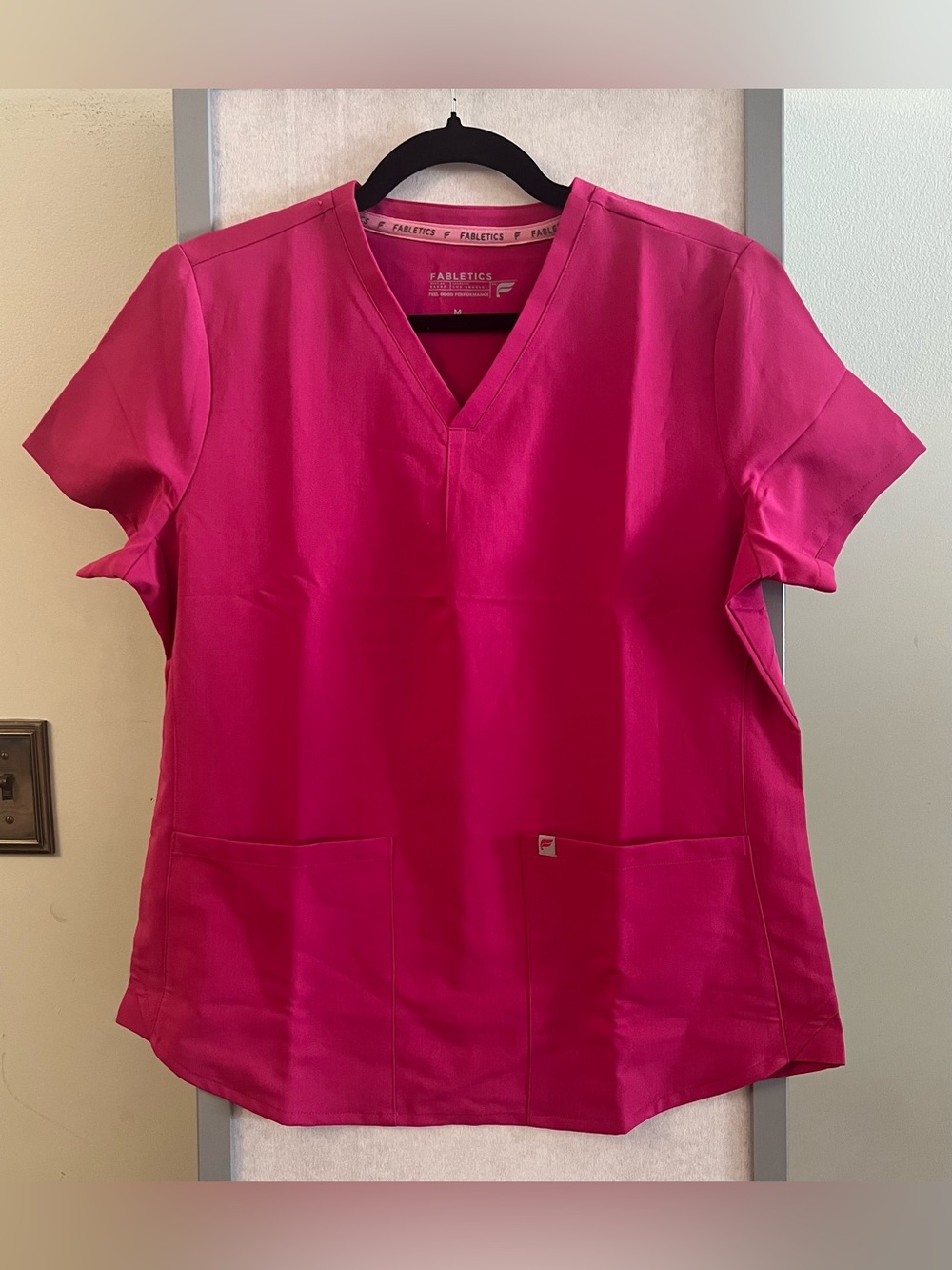 Fabletics Short Sleeve Scrub Top, Women's Size Medium Magenta Medical Pockets